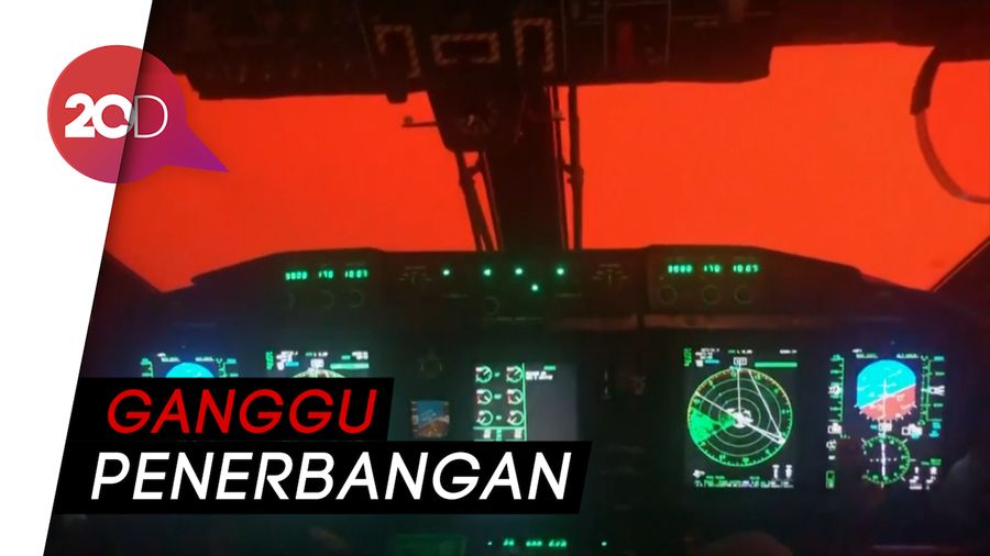 Penampakan Langit Merah Darah dari Kokpit Pesawat