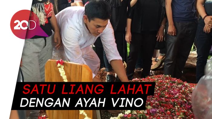 Tangis Vino G. Bastian Pecah di Pemakaman Ibunda