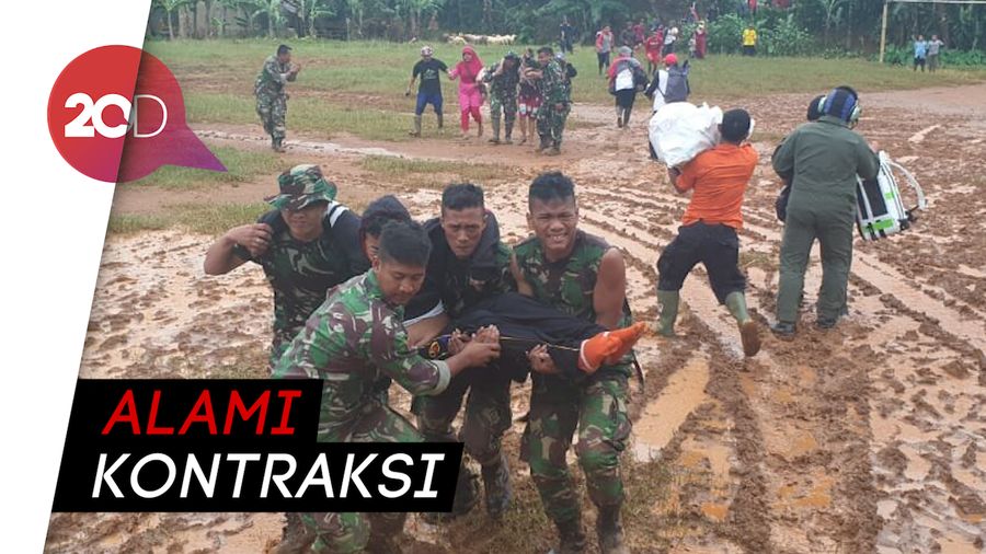 Detik-detik Evakuasi Ibu Hamil Korban Longsor Sukajaya