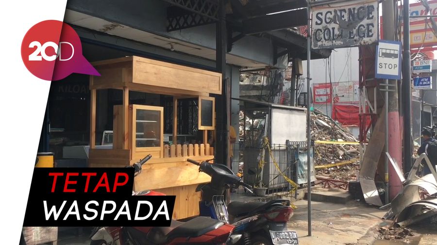 Hari Ketiga Gedung Roboh, Toko Sekitarnya Sudah Mulai Buka
