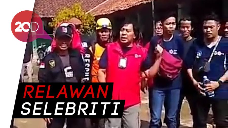 Pengungsi Korban Longsor di Kabupaten Bogor Terhibur Kehadiran Komeng Cs