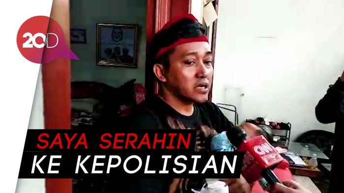 Sambil Gendong Bayi, Teddy Jawab soal Kedatangan Polisi di Rumah