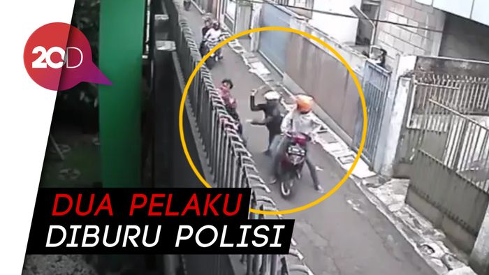  Detik-detik Pemotor Bacok Pengendara Lain di Bandung