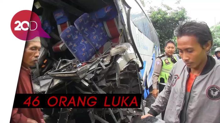 Angkut Rombongan Bidan, Bus Pariwisata Tabrak Truk di Lumajang
