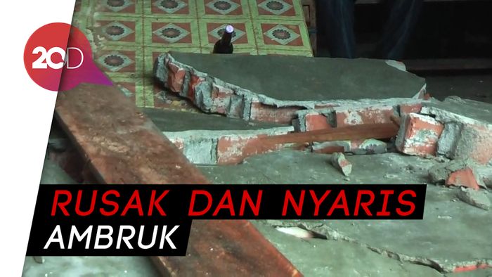 8 Unit Rumah Warga di Pesisir Pantai Mamuju Dihantam Gelombang Tinggi