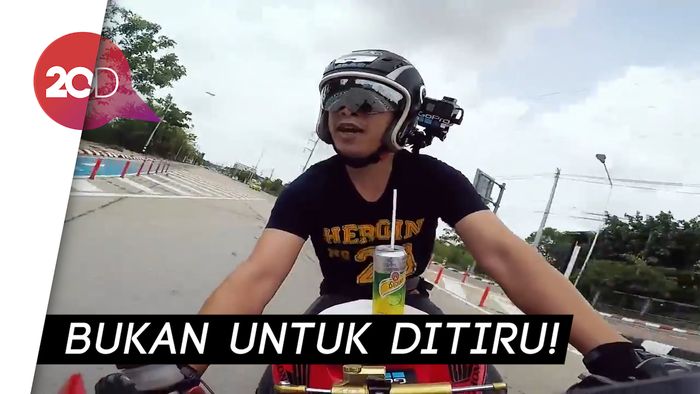 Aksi Ngeri YouTuber Makan-Minum Sambil Kendarai Motor