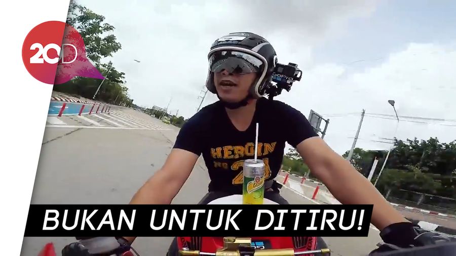 Aksi Ngeri YouTuber Makan-Minum Sambil Kendarai Motor