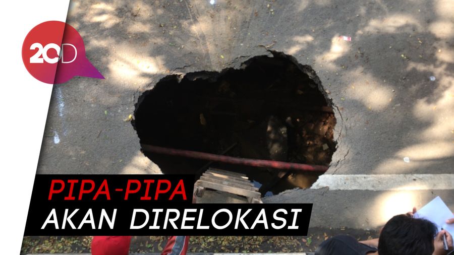 Jalan Daan Mogot Amblas Disebabkan Pipa PDAM Bocor