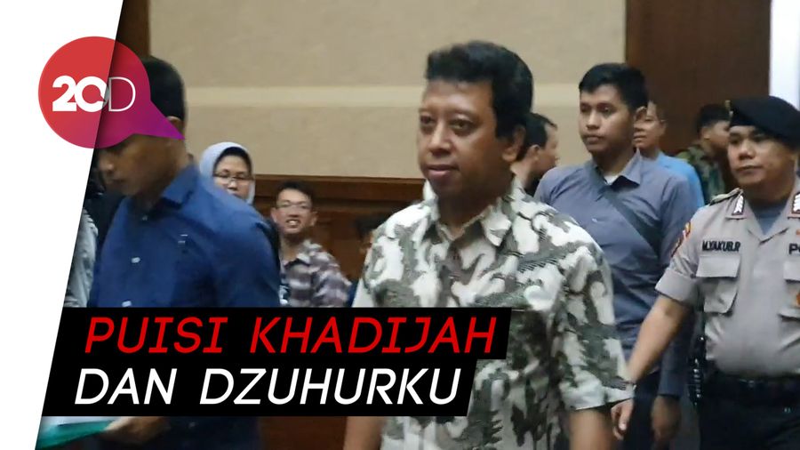 Rommy Berpuisi untuk Istri dan Anaknya di Sidang Pleidoi