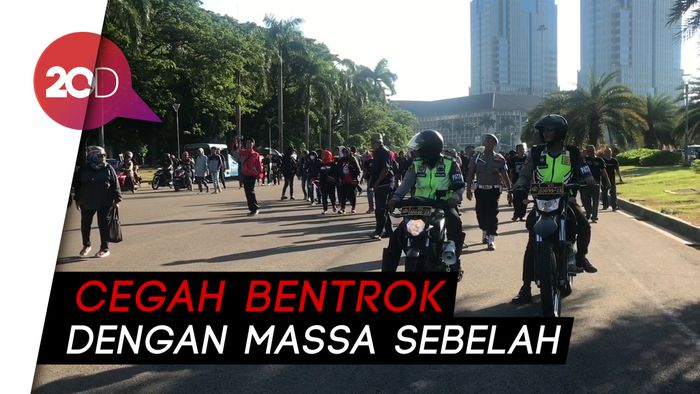 Bubarkan Diri, Massa Kontra Anies Dikawal Polisi