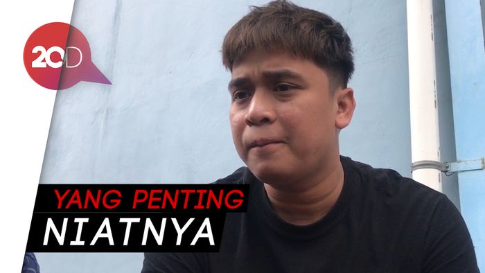 Cerita Billy Syahputra Umrah Pakai Pesawat Ekonomi