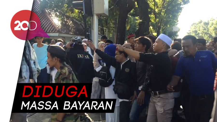 Detik-detik Evakuasi Remaja Dicurigai Menyusup ke Massa Pro Anies