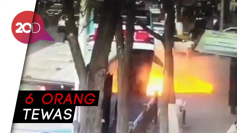 Detik-detik Lubang Muncul di Jalanan China, Telan Sebuah Bus 