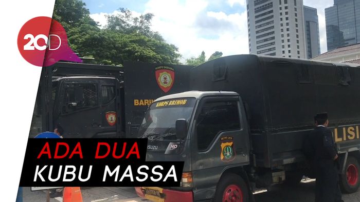 Mobil Water Cannon Siaga Hadapi Demo Pro dan Kontra Anies