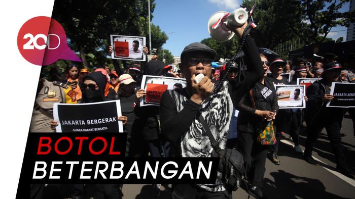 Tegang! Aksi Pro dan Kontra Anies di Depan Balai Kota DKI