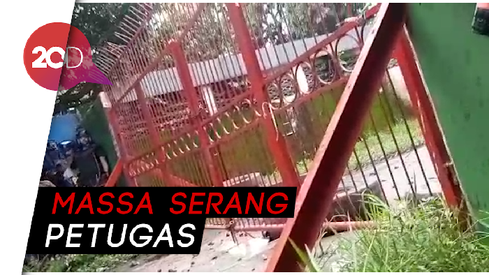 Batu-Busur Melayang Saat Pol PP Lakukan Penertiban di Mattoanging