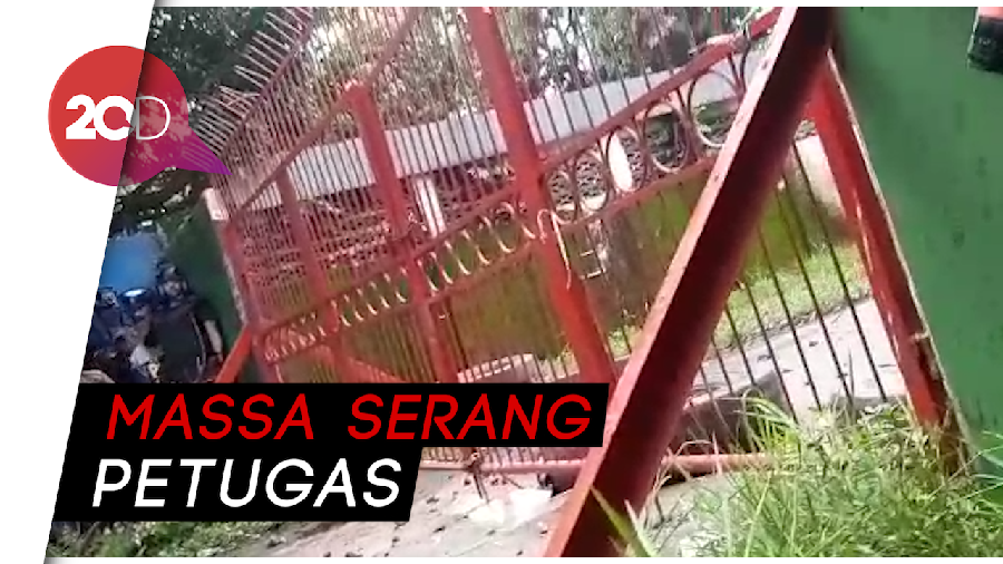 Batu-Busur Melayang Saat Pol PP Lakukan Penertiban di Mattoanging