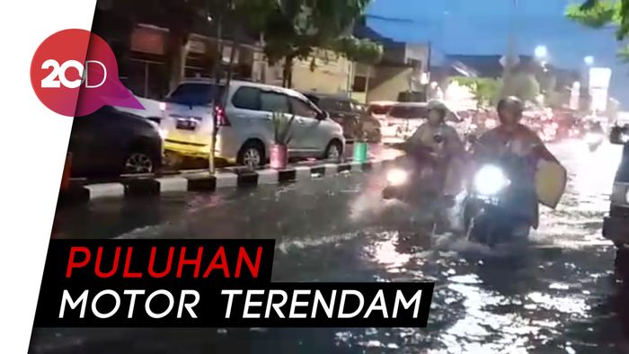 Hujan Deras 2 Jam, Darmo Park II Surabaya Terendam Banjir