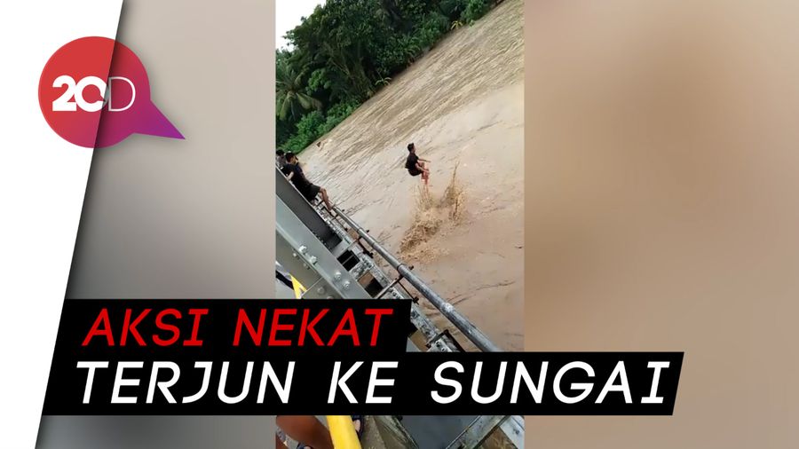  Viral! Sejumlah Remaja di Polman Terjun ke Sungai saat Banjir