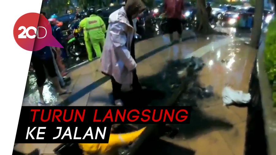 Video Risma Bersihkan Sampah di Saluran Air Meski Diguyur Hujan