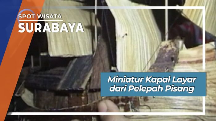 Miniatur Kapal Layar dari Pelepah Pisang di Surabaya
