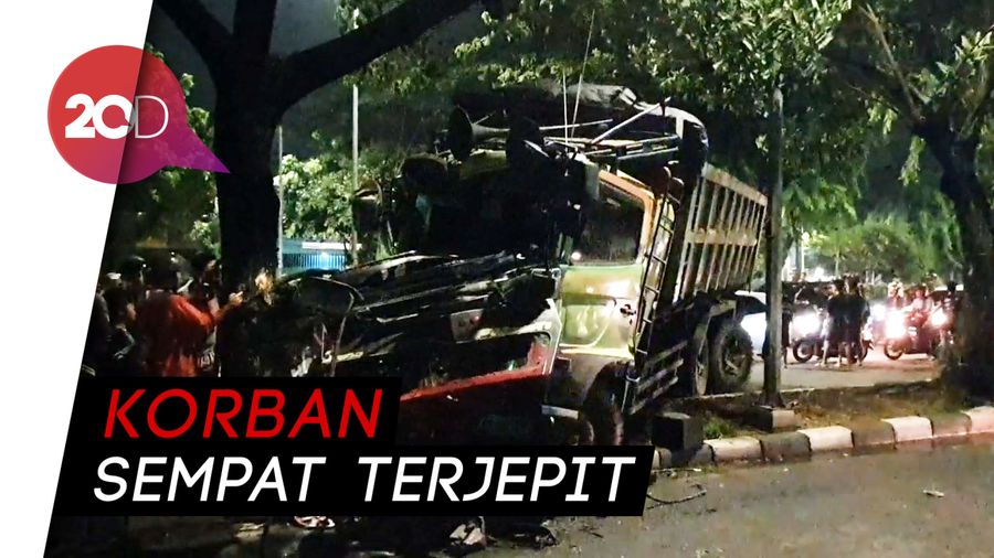 Hilang Kendali, Sopir Truk Tabrak Pohon di Jalan Letjen Suprapto