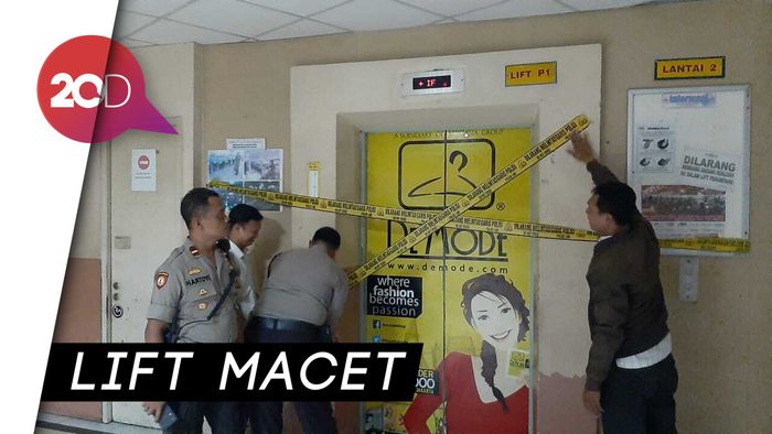 Video Evakuasi 8 Orang Terjebak di Lift Pasar Metro Tanah Abang