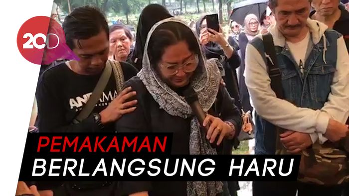 Ade Irawan Dimakamkan Satu Liang Lahat dengan Suami