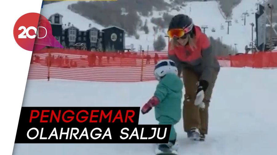 Menggemaskan! Balita 1 Tahun Berseluncur di Es