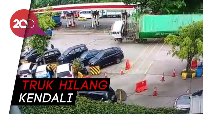 Rekaman CCTV Truk Terguling Hantam 7 Mobil di Rest Area Cipularang