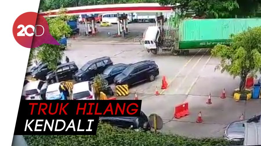 Rekaman CCTV Truk Terguling Hantam 7 Mobil di Rest Area Cipularang