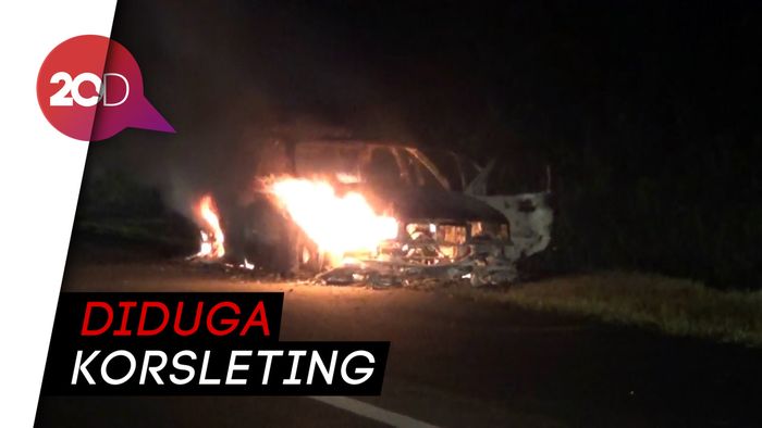Sedan BMW Hangus Terbakar di Tol Cipularang