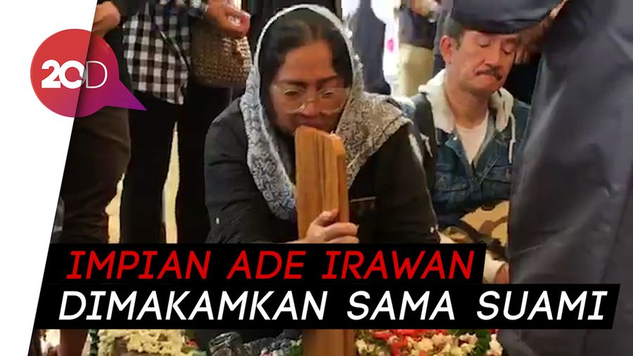 Tangis Dewi Irawan Pecah Saat Cium Nisan Ade Irawan