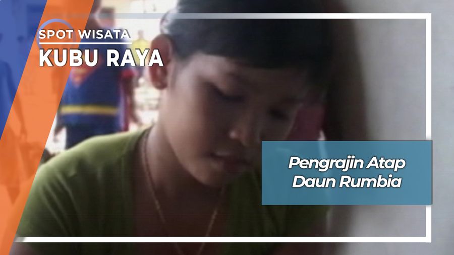 Pengrajin Atap Daun Rumbia Desa Arang Limbung Sungai Kapuas Kubu Raya