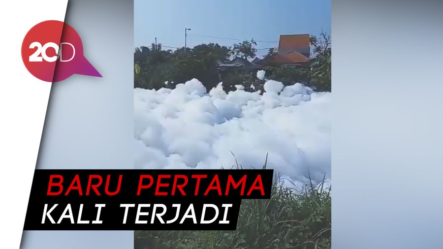 Sungai di Sidoarjo Mendadak Berbuih dan Berbusa