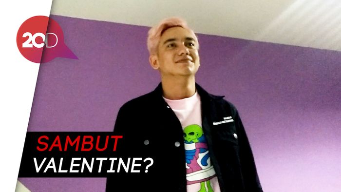 Alasan Adipati Dolken Tampil Nyentrik dengan Rambut Pink