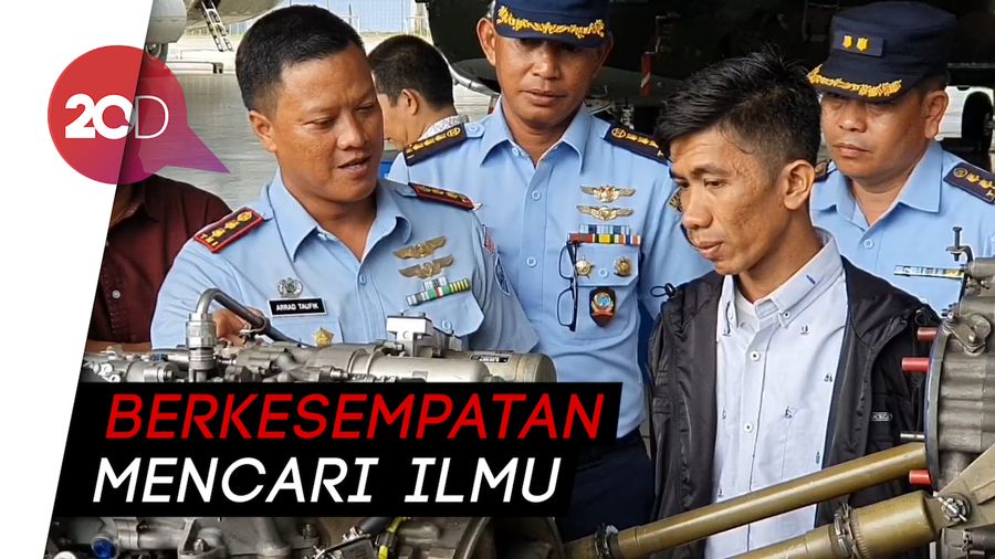 Antusiasnya Montir Chaerul Keliling Melihat Jeroan Pesawat TNI AU
