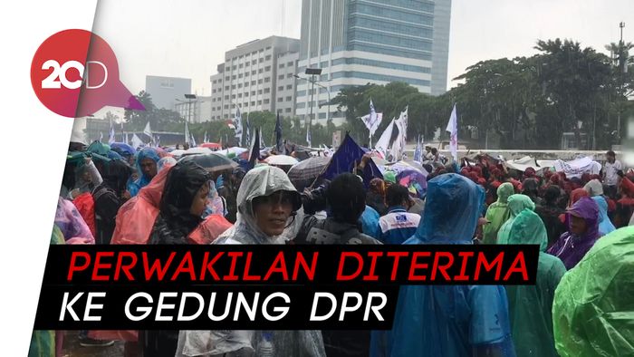 Diguyur Hujan Deras, KSPI Tetap Suarakan Tuntutan di Gedung DPR RI
