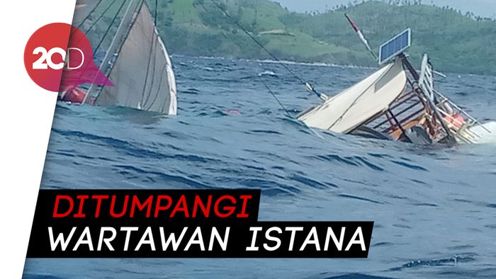 Kapal Phinisi di Labuan Bajo Terbalik