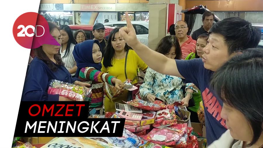 Laris Manis Kue dan Pernak-pernik Khas Imlek di Pasar Atom Surabaya