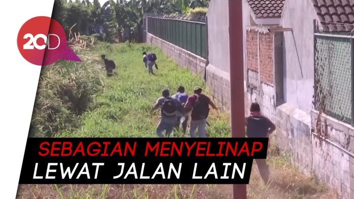 Ratusan Migran  Bentrok dengan Petugas, Memaksa Masuk Meksiko   