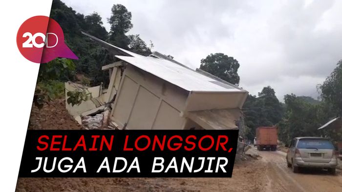 Rumah Geser ke Tengah Jalan karena Longsor di Sijunjung Sumbar