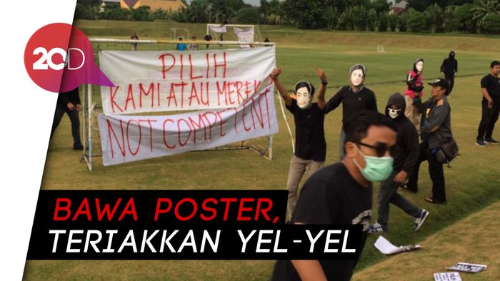 Suporter Demo Latihan Perdana PSS Sleman
