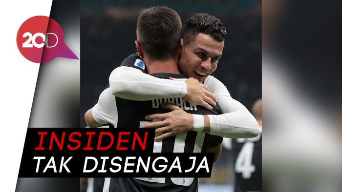 Waduh, Ronaldo dan Dybala Kedapatan Ciuman  