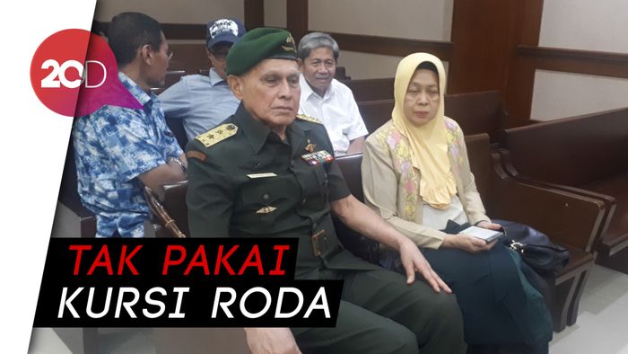 Gaya Kivlan Zen Jalani Sidang: Berseragam TNI- Salam Hormat