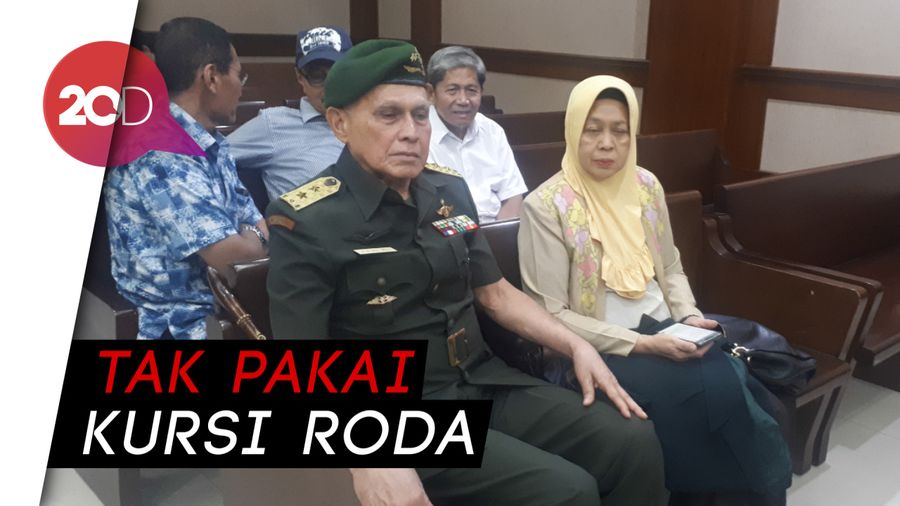 Gaya Kivlan Zen Jalani Sidang: Berseragam TNI- Salam Hormat