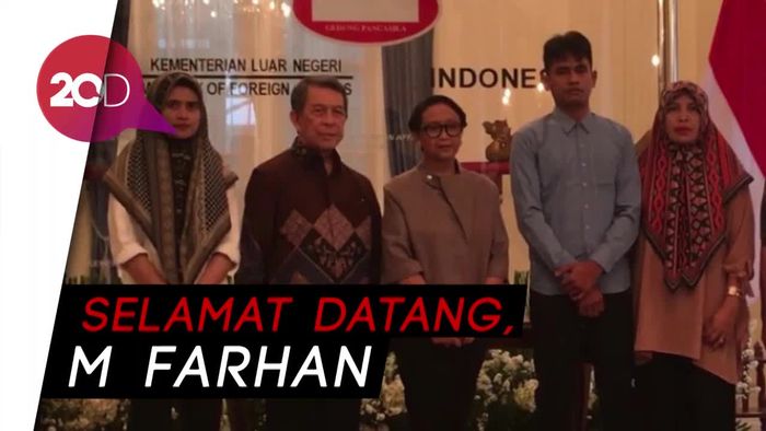 Menlu Retno Serah-Terimakan WNI Sandera Abu Sayyaf ke Keluarga