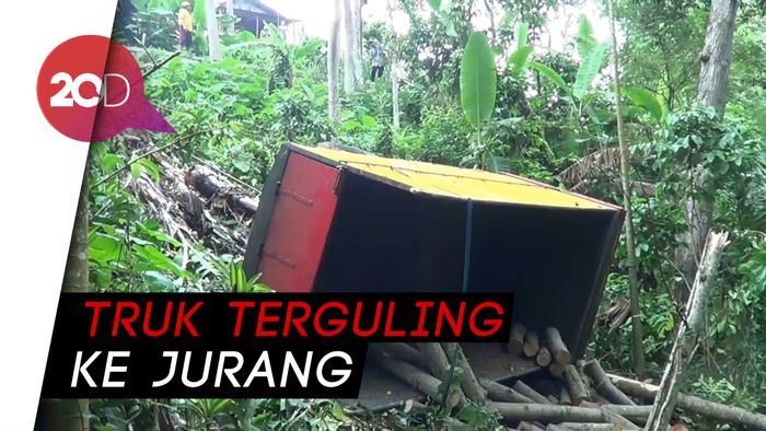 Jalan Ambles, Truk Pengangkut Kayu Terguling ke Jurang di Pasuruan