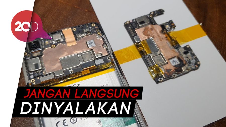 Jangan Panik! Ini Pertolongan Pertama Jika HP Terendam Air