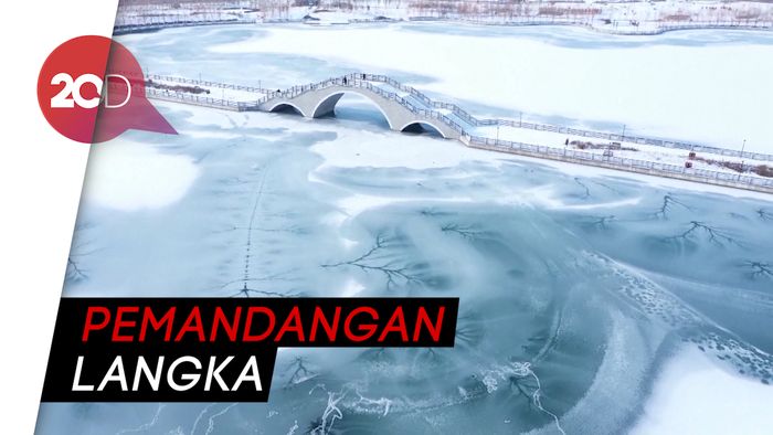 Keindahan Danau Membeku di China